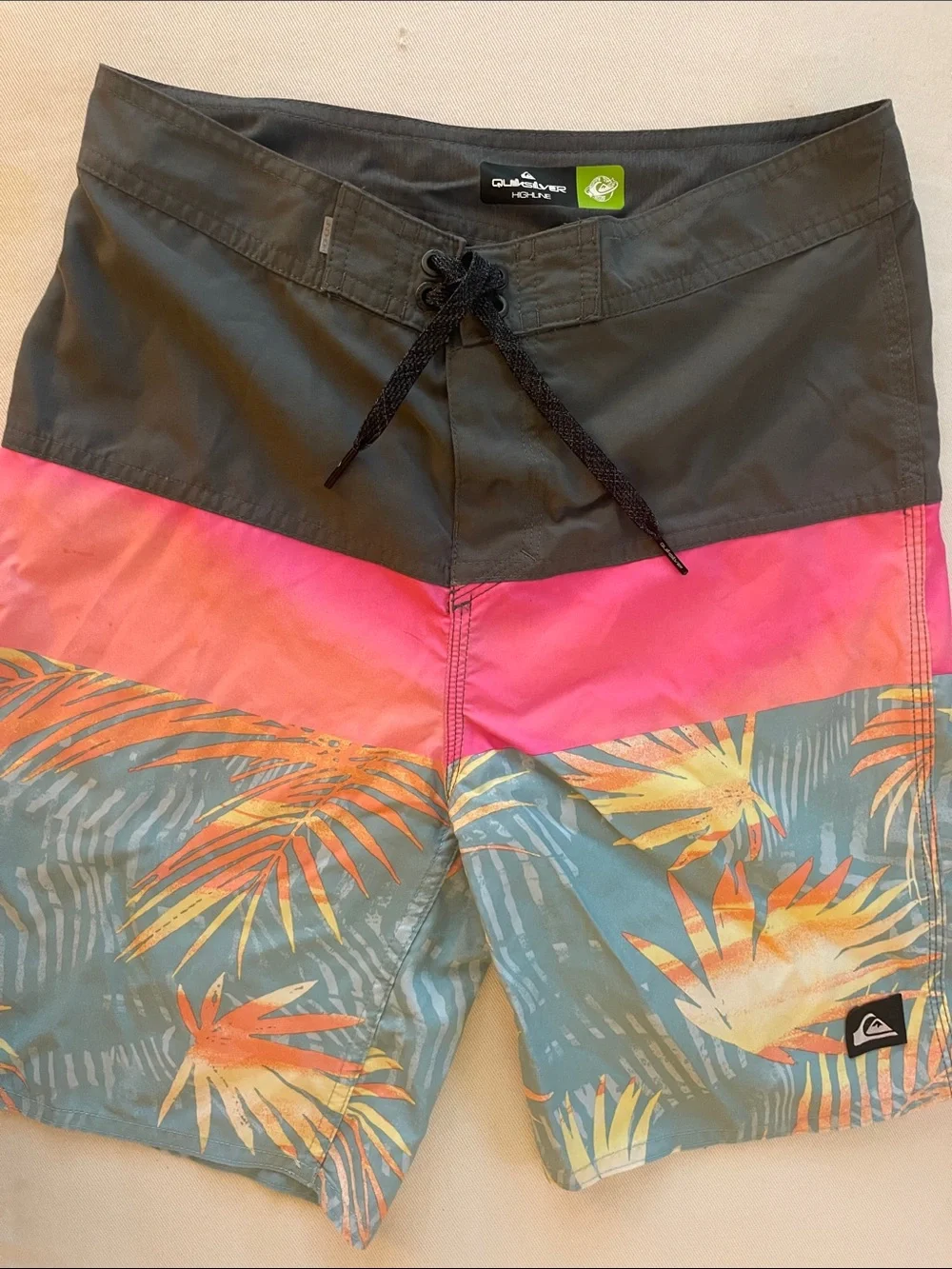 Quiksilver Size 28/14 Tropical Swim Trunks in Black, Pink & Teal